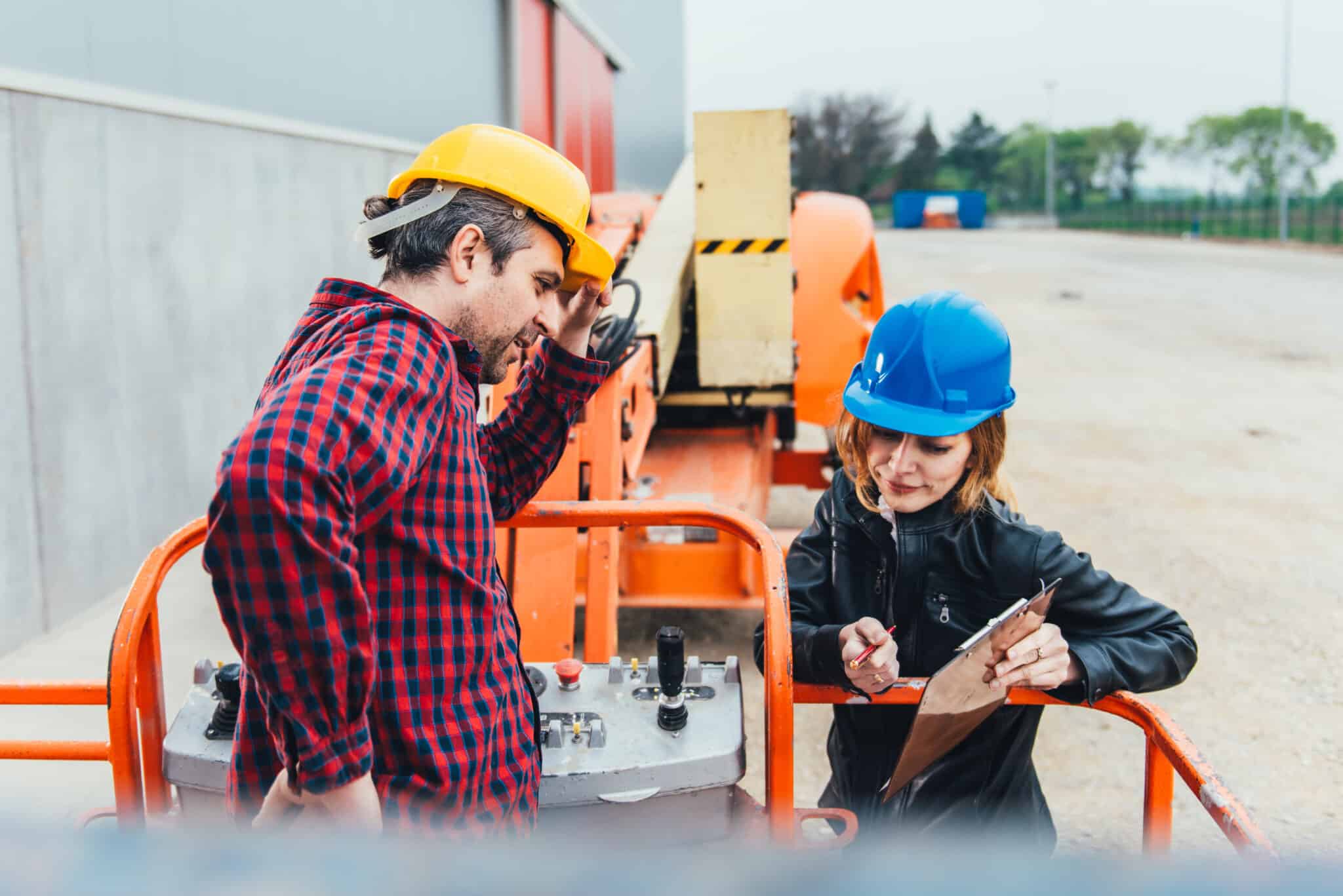 Работник использует. Safety Equipment Builder. Construction Equipment Operator. Оператор и человек с бумом. Receiving Operator.